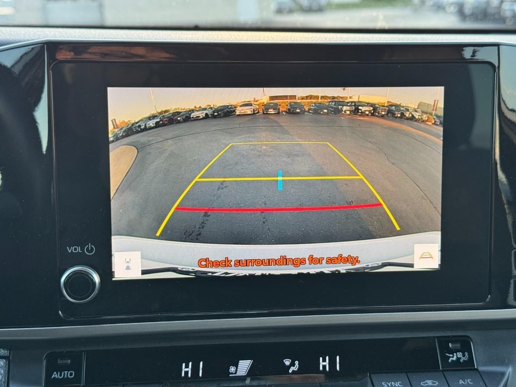 Toyota Camry Vehicle Full-screen Gallery Image 26