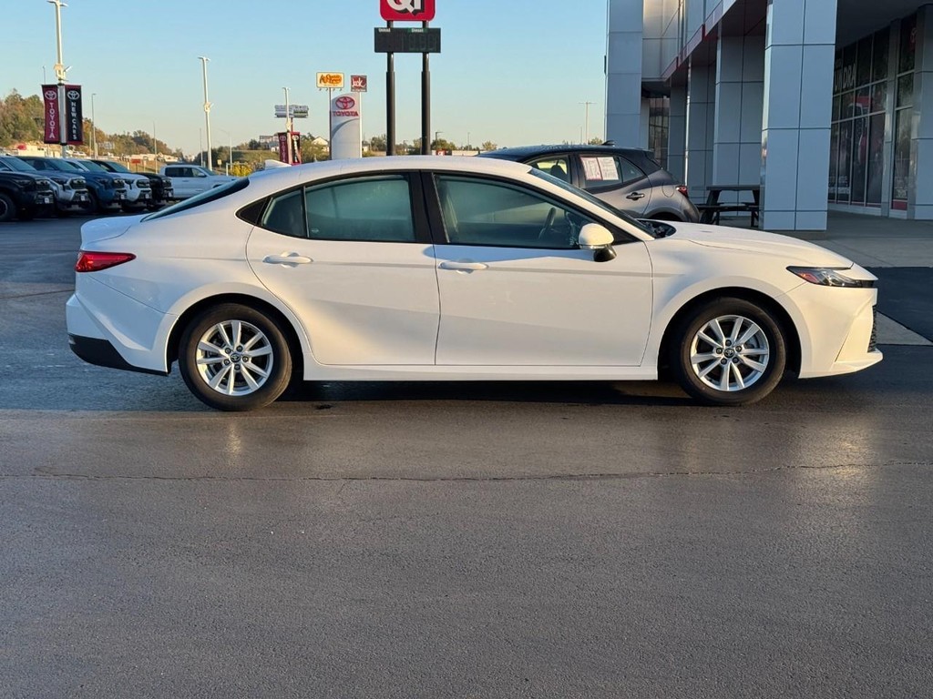 Toyota Camry Vehicle Full-screen Gallery Image 02