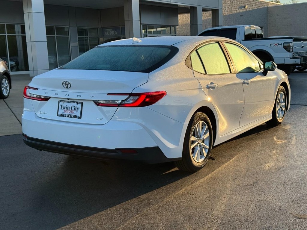 Toyota Camry Vehicle Full-screen Gallery Image 04