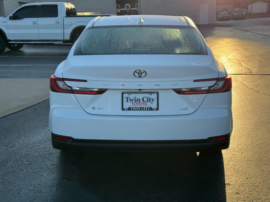 Toyota Camry Vehicle Full-screen Gallery Image 05