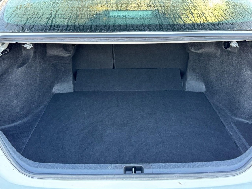 Toyota Camry Vehicle Full-screen Gallery Image 08