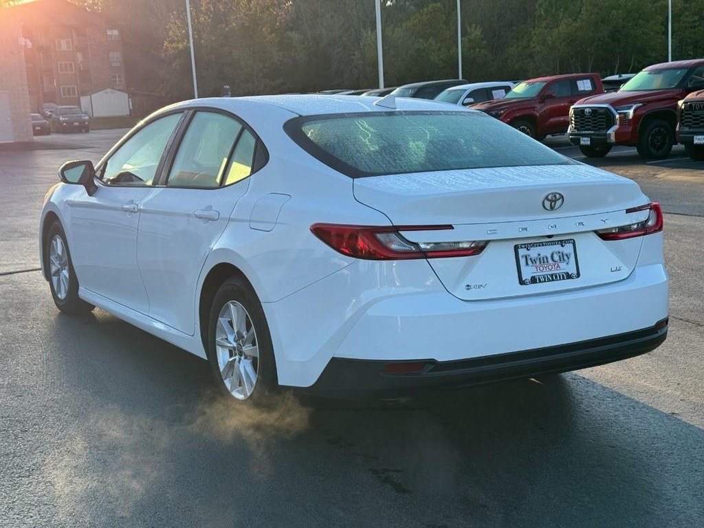 Toyota Camry Vehicle Full-screen Gallery Image 09