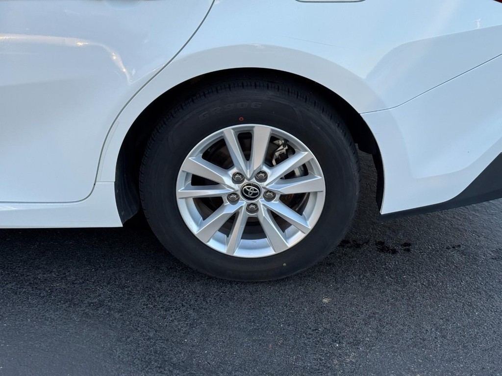 Toyota Camry Vehicle Full-screen Gallery Image 10