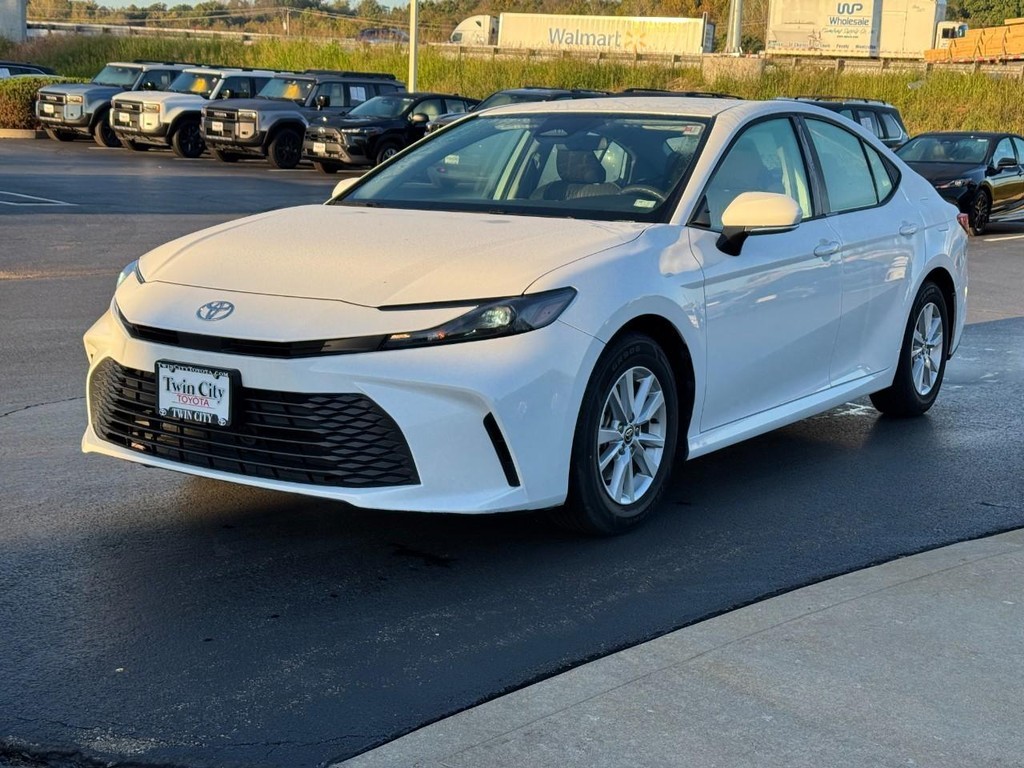 Toyota Camry Vehicle Full-screen Gallery Image 11