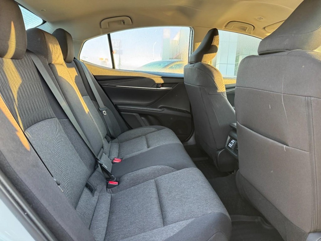 Toyota Camry Vehicle Full-screen Gallery Image 13