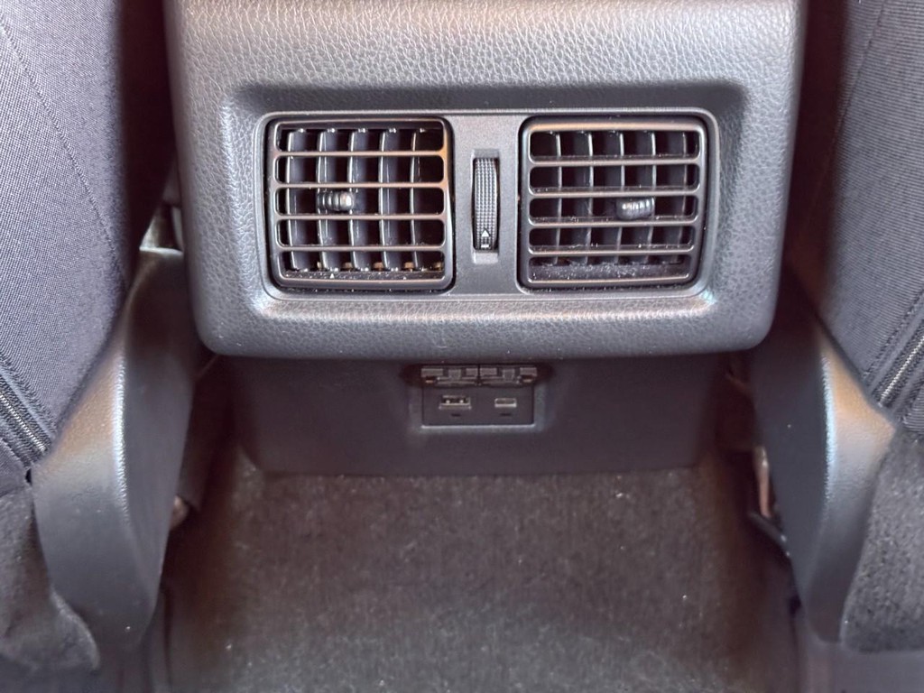 Toyota Camry Vehicle Full-screen Gallery Image 14