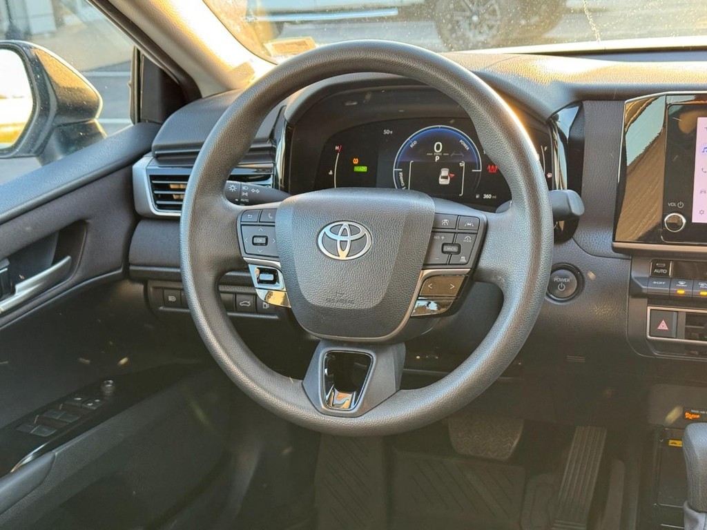 Toyota Camry Vehicle Full-screen Gallery Image 16