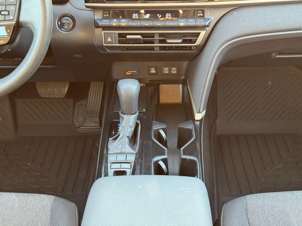 Toyota Camry Vehicle Full-screen Gallery Image 18