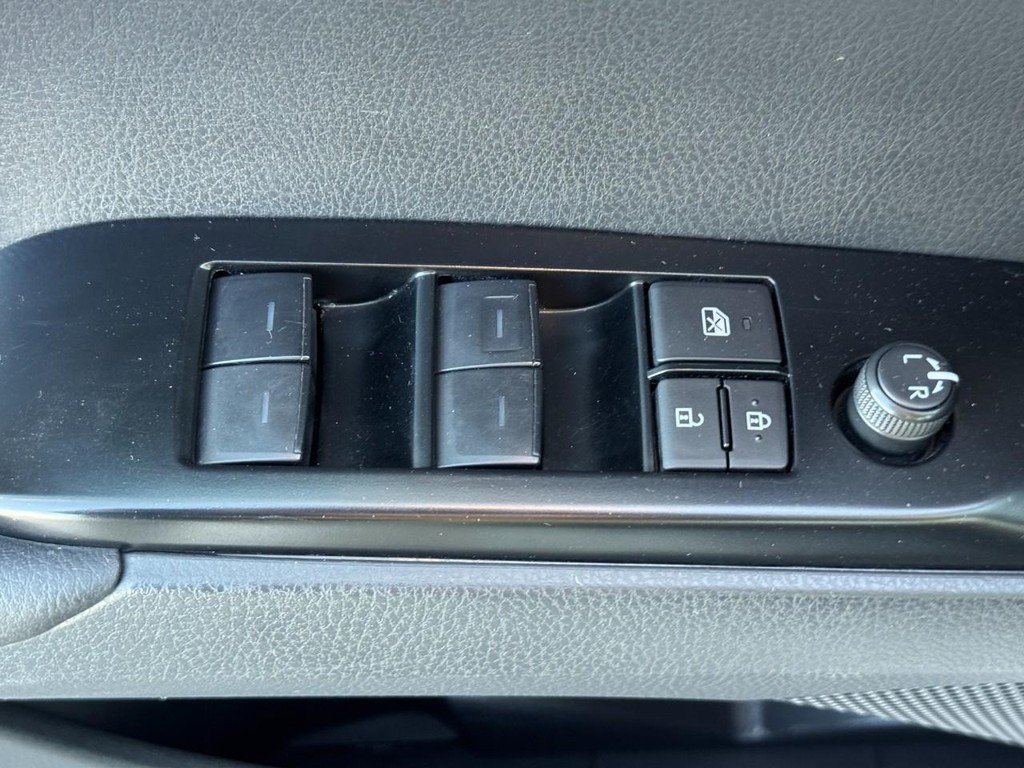 Toyota Camry Vehicle Full-screen Gallery Image 19