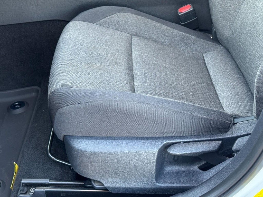 Toyota Camry Vehicle Full-screen Gallery Image 20