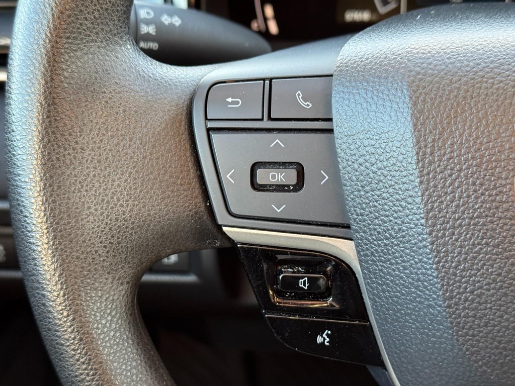 Toyota Camry Vehicle Full-screen Gallery Image 22