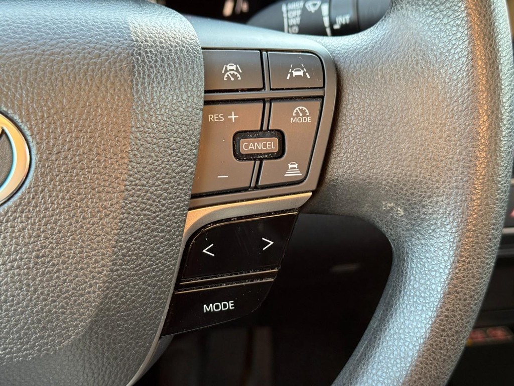 Toyota Camry Vehicle Full-screen Gallery Image 23