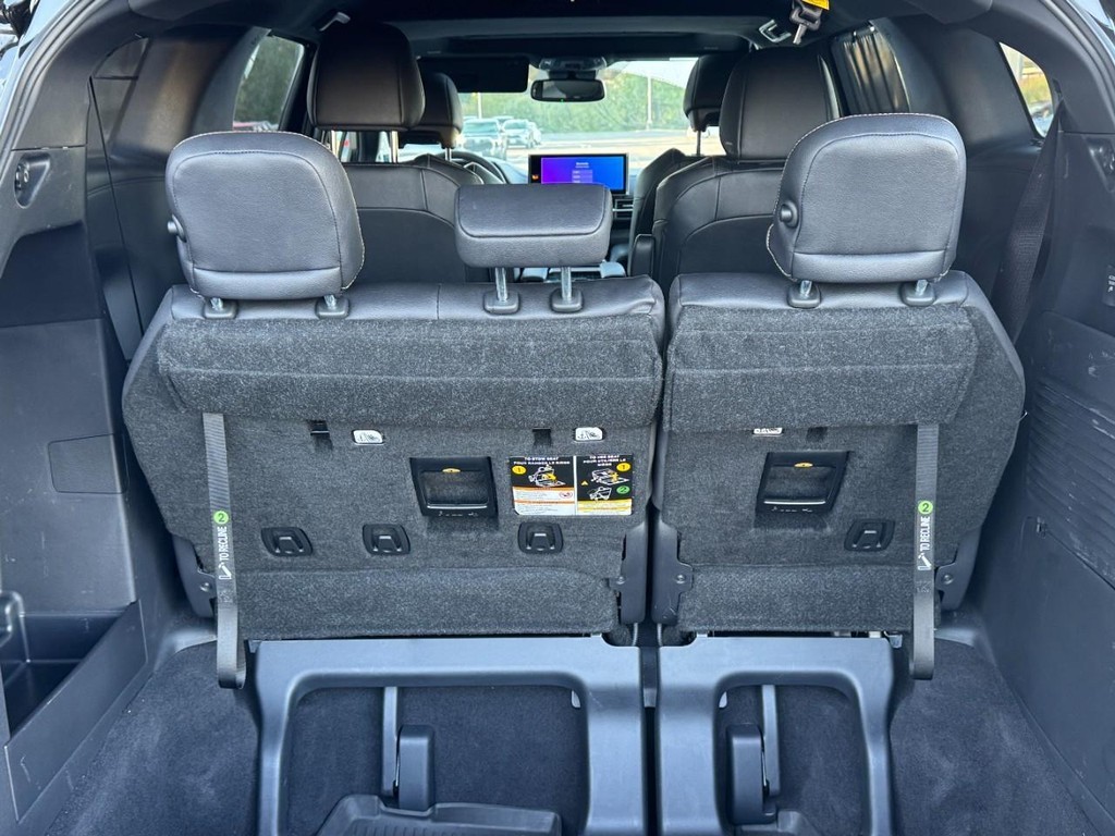 Toyota Sienna Vehicle Full-screen Gallery Image 08