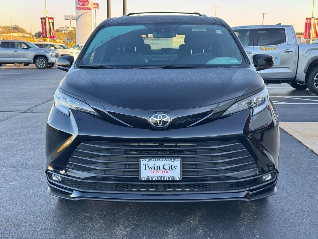 Toyota Sienna Vehicle Full-screen Gallery Image 12