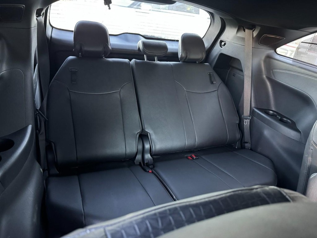 Toyota Sienna Vehicle Full-screen Gallery Image 13
