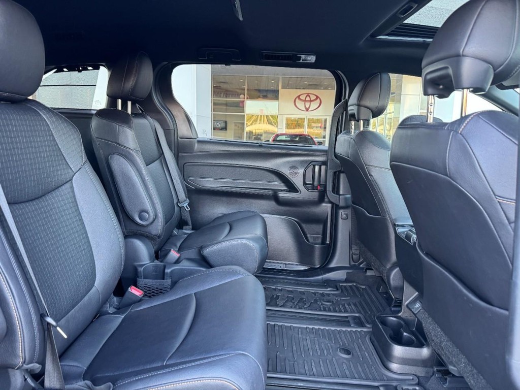 Toyota Sienna Vehicle Full-screen Gallery Image 14