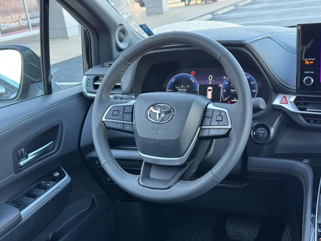 Toyota Sienna Vehicle Full-screen Gallery Image 17