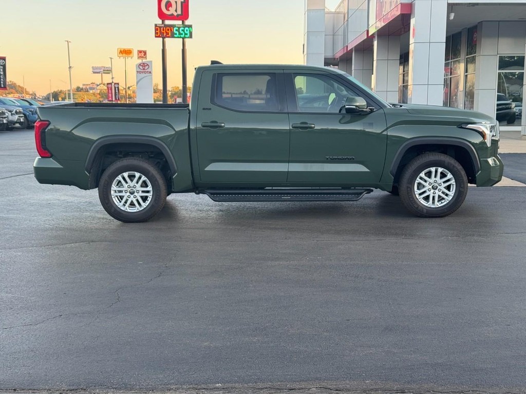 Toyota Tundra 4WD Vehicle Full-screen Gallery Image 02