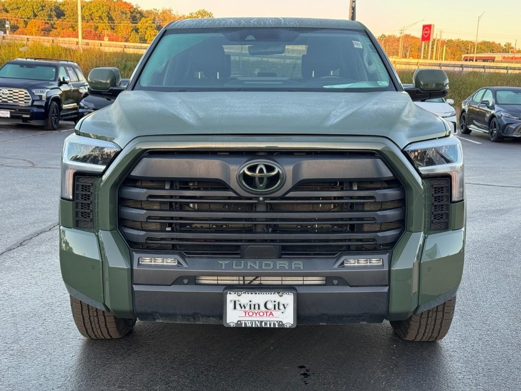 Toyota Tundra 4WD Vehicle Full-screen Gallery Image 11