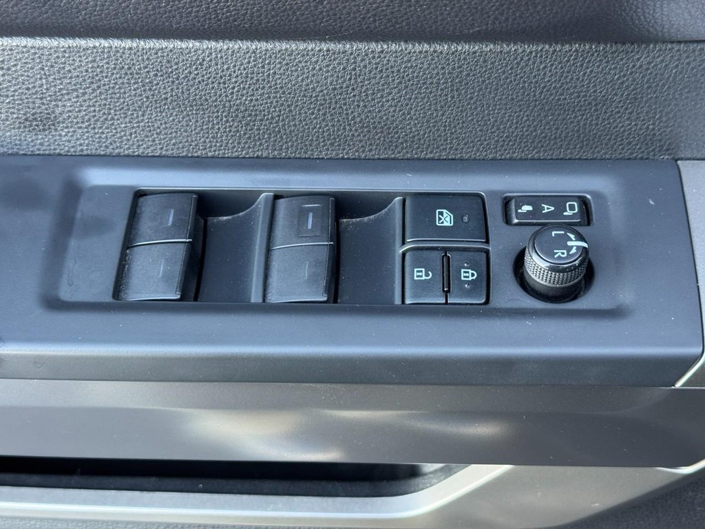 Toyota Tundra 4WD Vehicle Full-screen Gallery Image 19