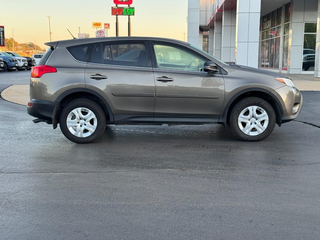 Toyota RAV4 Vehicle Full-screen Gallery Image 02