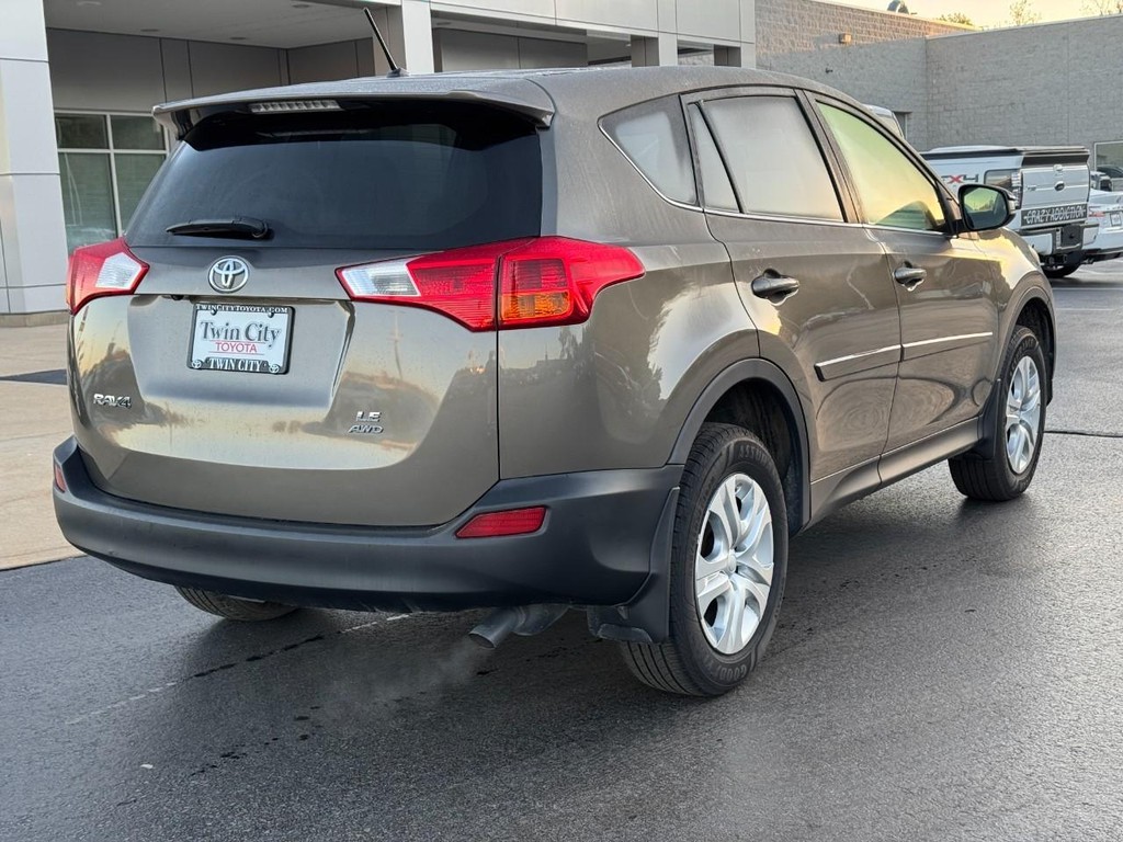 Toyota RAV4 Vehicle Full-screen Gallery Image 04