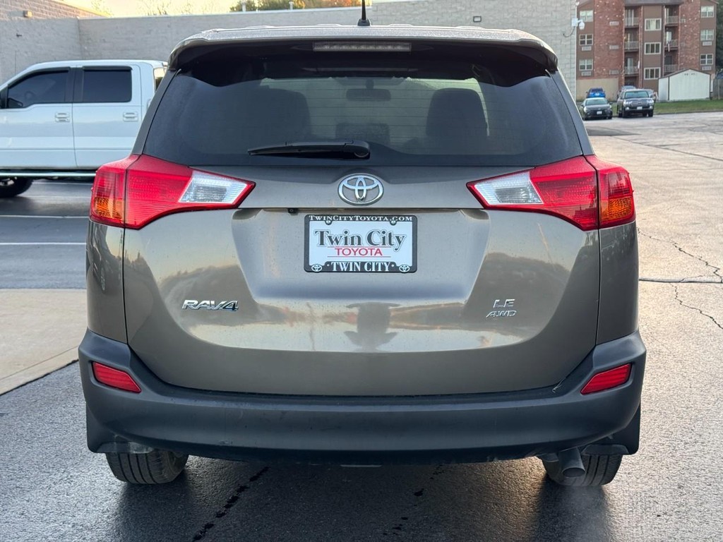 Toyota RAV4 Vehicle Full-screen Gallery Image 05