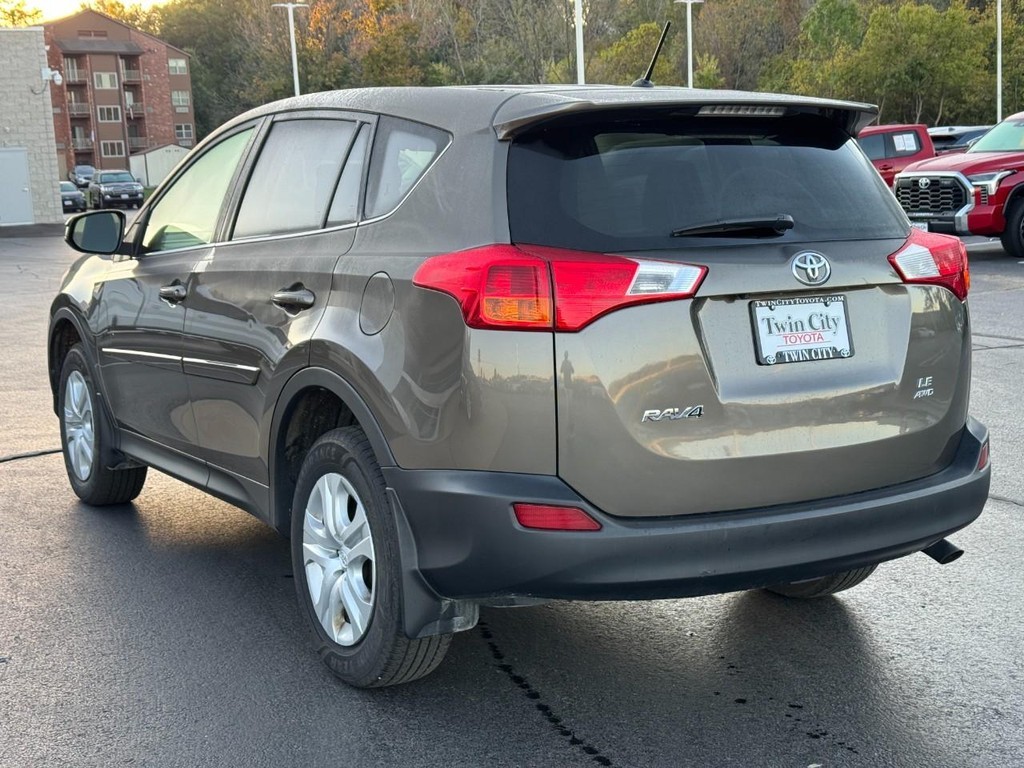 Toyota RAV4 Vehicle Full-screen Gallery Image 09