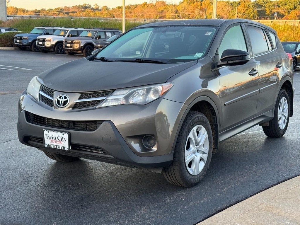Toyota RAV4 Vehicle Full-screen Gallery Image 11