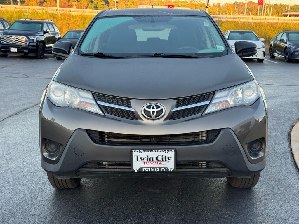 Toyota RAV4 Vehicle Full-screen Gallery Image 12