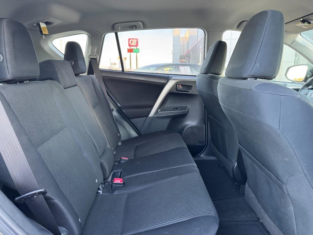Toyota RAV4 Vehicle Full-screen Gallery Image 13