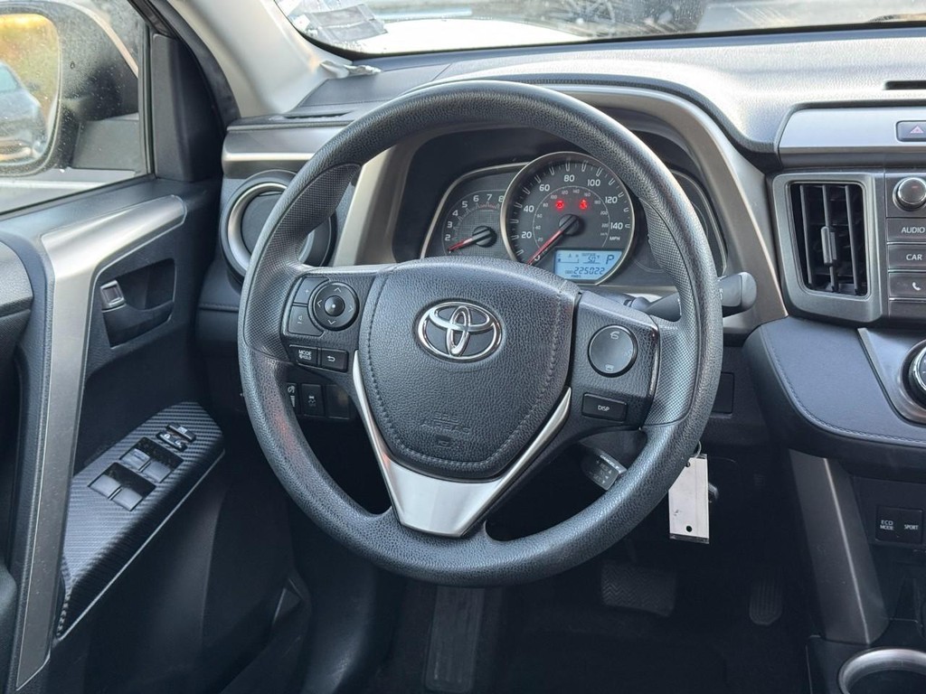 Toyota RAV4 Vehicle Full-screen Gallery Image 15