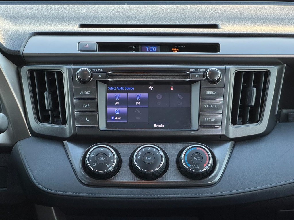 Toyota RAV4 Vehicle Full-screen Gallery Image 16
