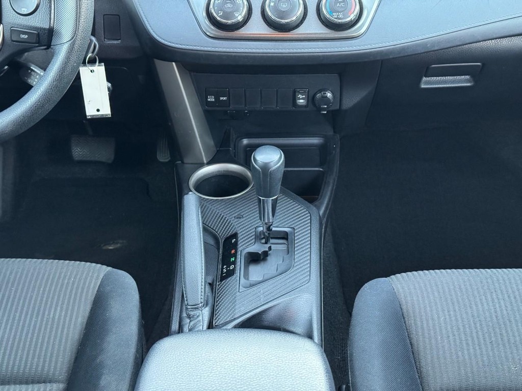 Toyota RAV4 Vehicle Full-screen Gallery Image 17