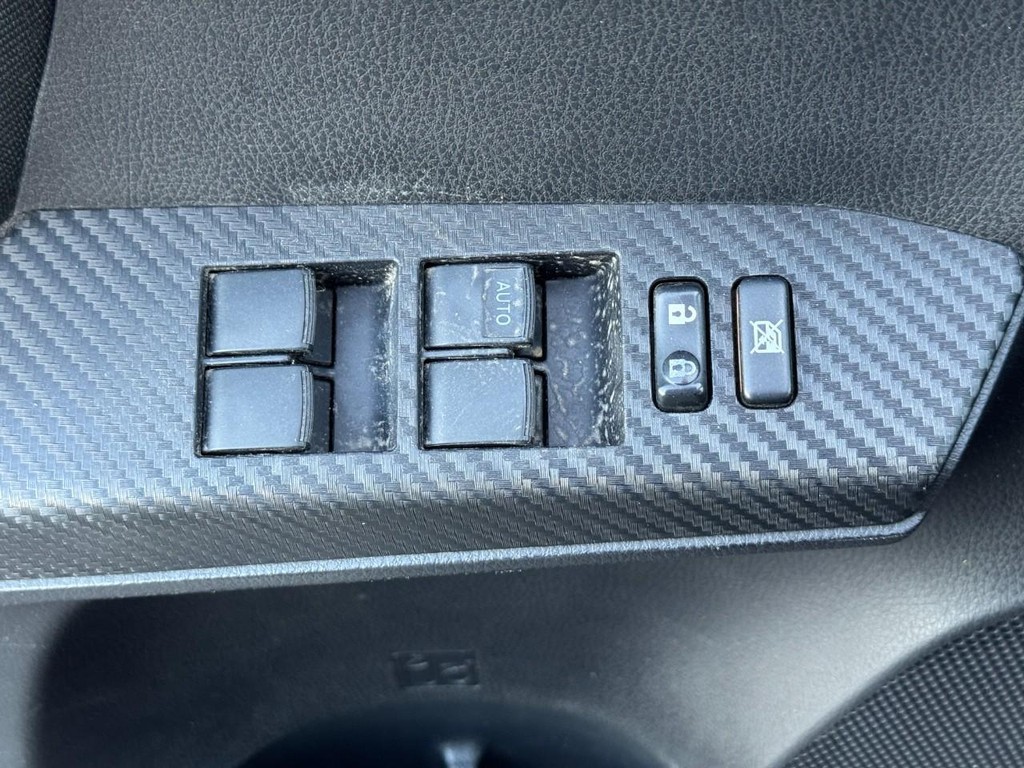 Toyota RAV4 Vehicle Full-screen Gallery Image 18