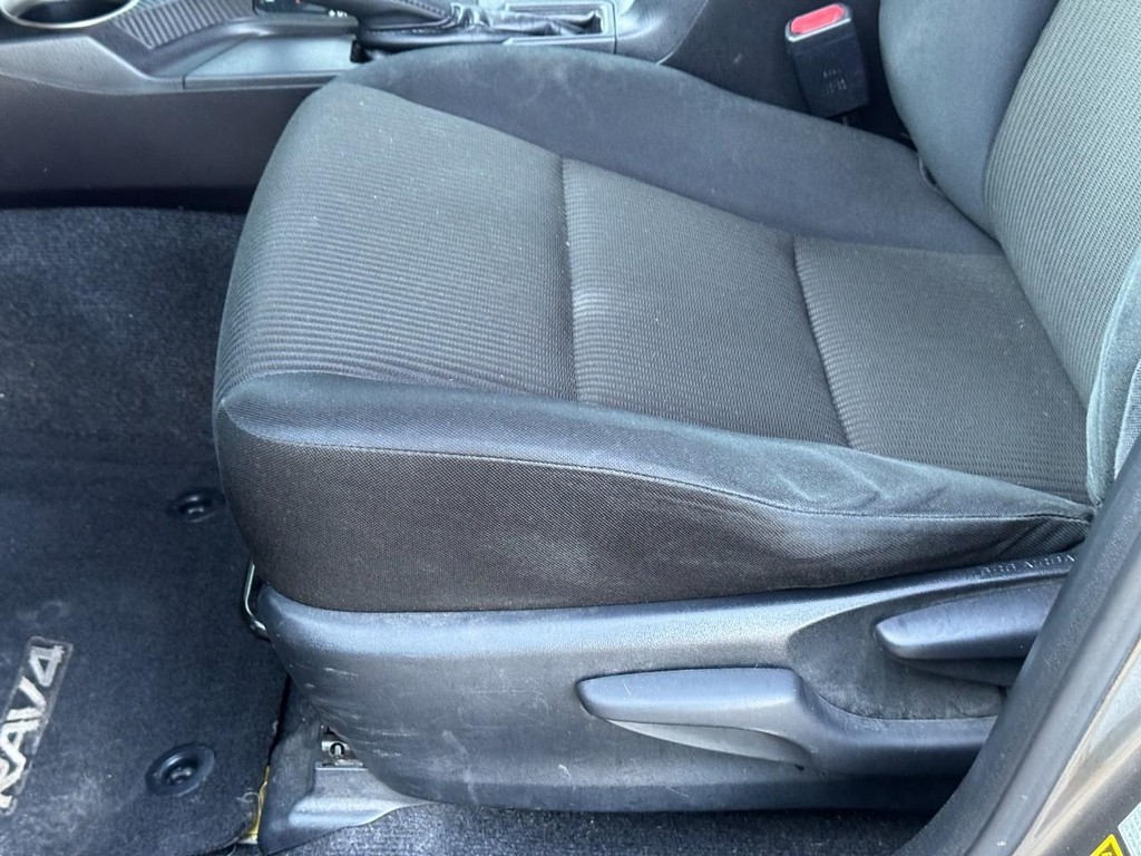Toyota RAV4 Vehicle Full-screen Gallery Image 19