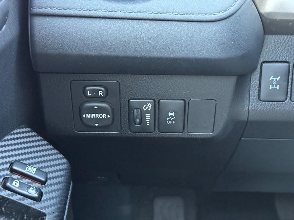 Toyota RAV4 Vehicle Full-screen Gallery Image 20