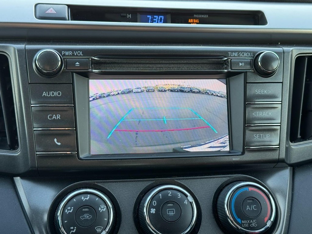Toyota RAV4 Vehicle Full-screen Gallery Image 25