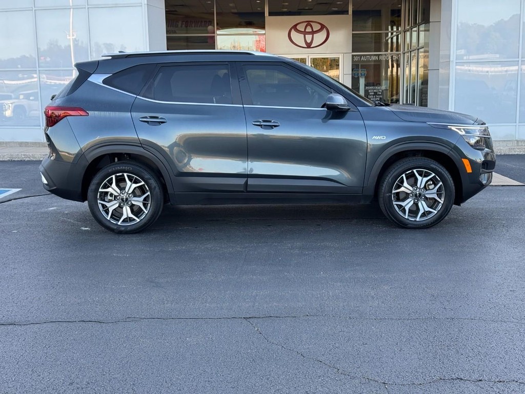 Kia Seltos Vehicle Full-screen Gallery Image 02
