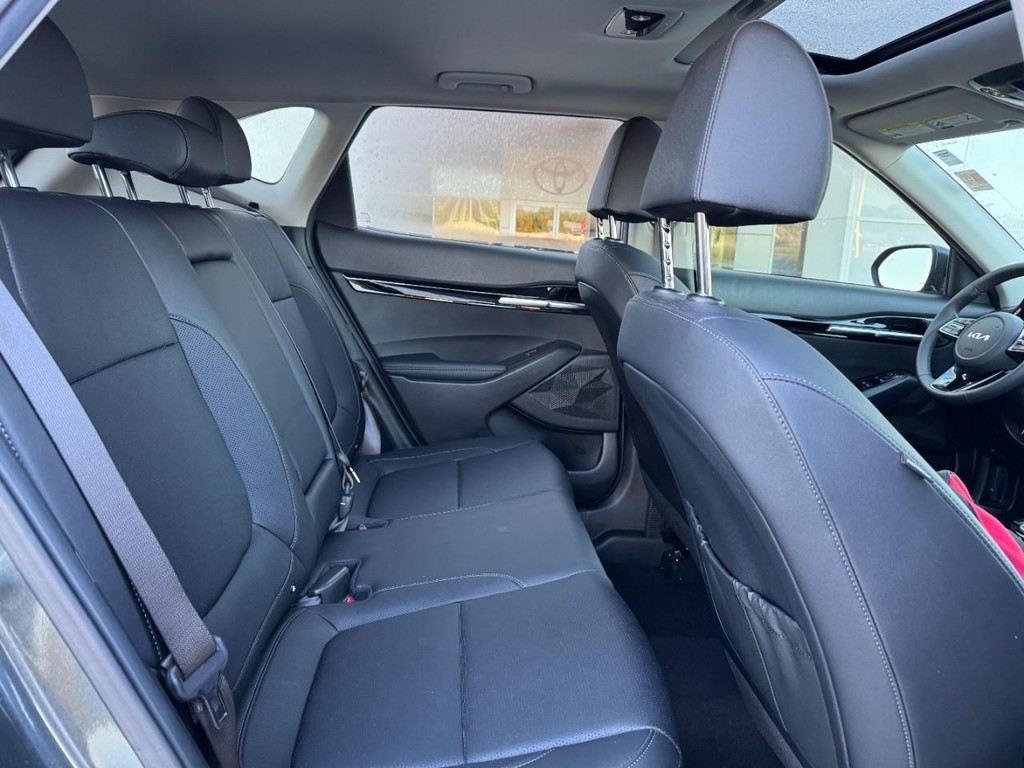 Kia Seltos Vehicle Full-screen Gallery Image 12