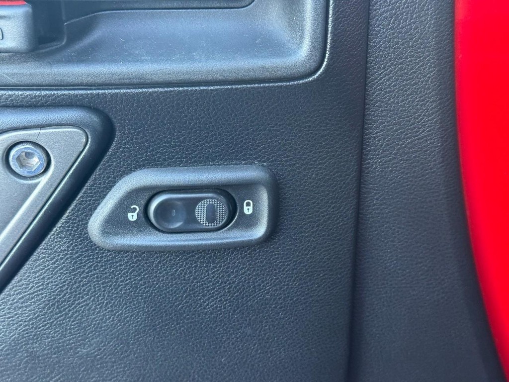 Jeep Wrangler Vehicle Full-screen Gallery Image 17