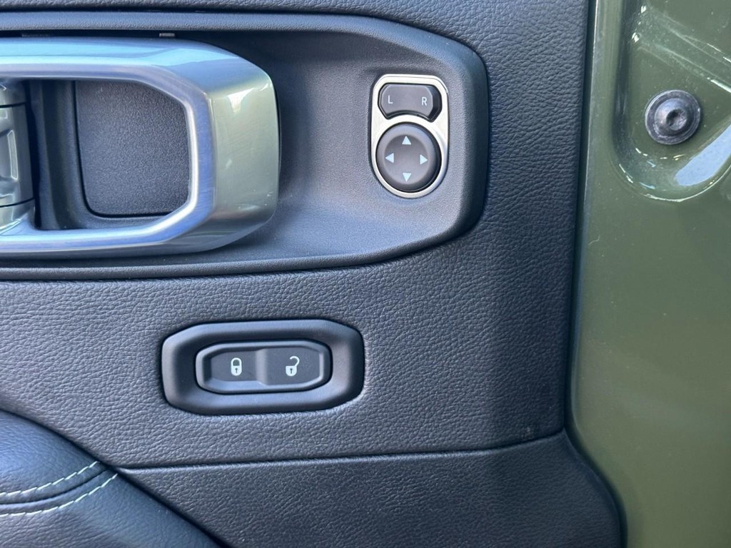 Jeep Wrangler Vehicle Full-screen Gallery Image 18