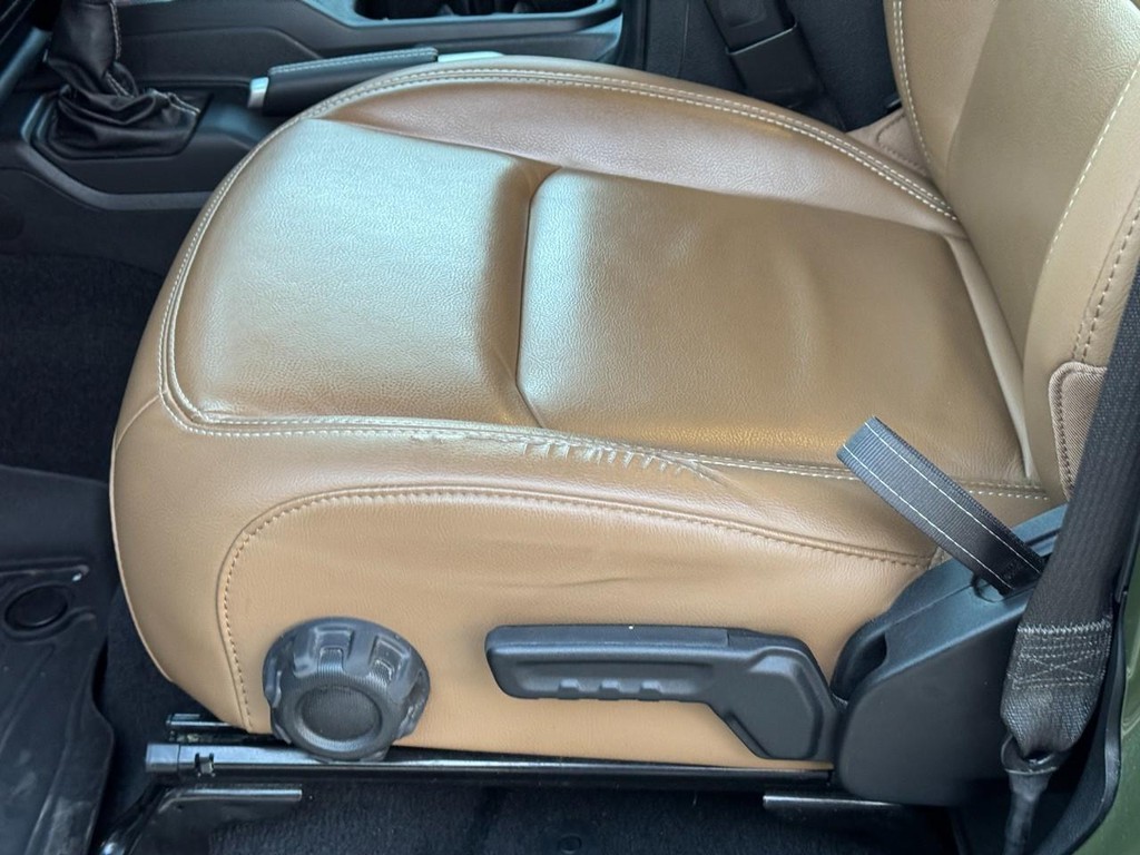 Jeep Wrangler Vehicle Full-screen Gallery Image 19