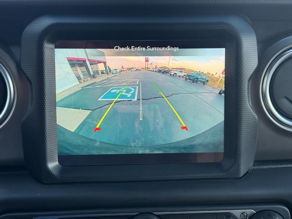 Jeep Wrangler Vehicle Full-screen Gallery Image 25