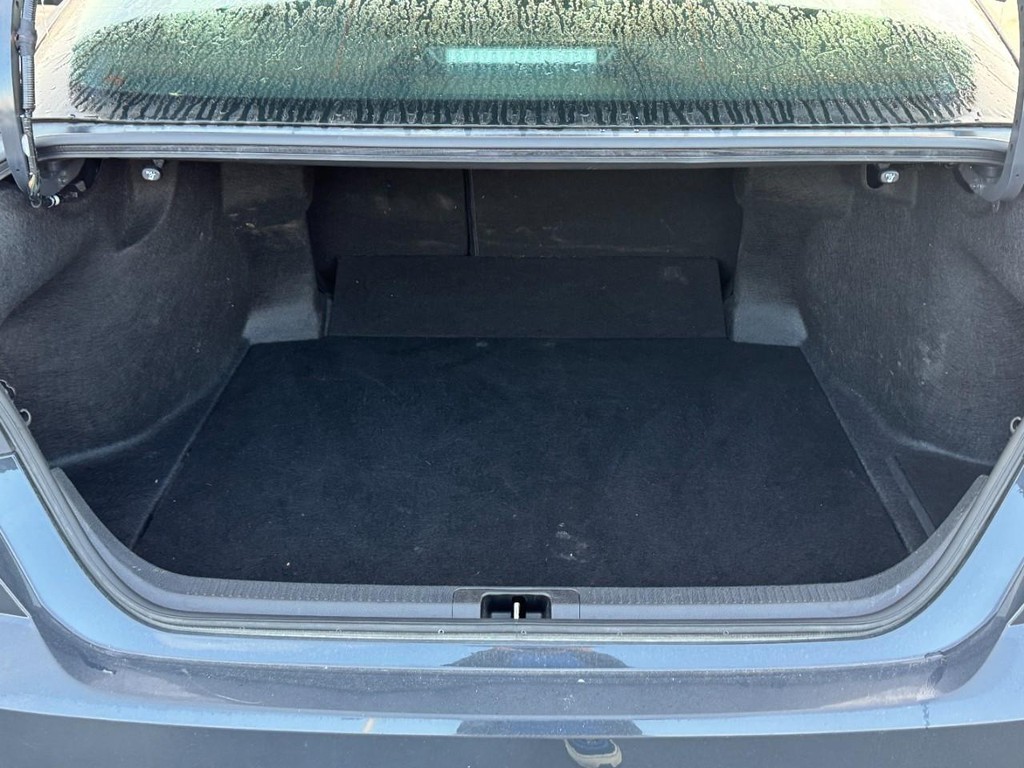 Toyota Camry Vehicle Full-screen Gallery Image 08