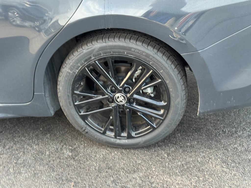 Toyota Camry Vehicle Full-screen Gallery Image 10