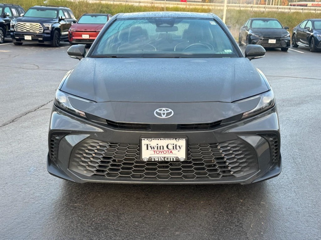 Toyota Camry Vehicle Full-screen Gallery Image 12