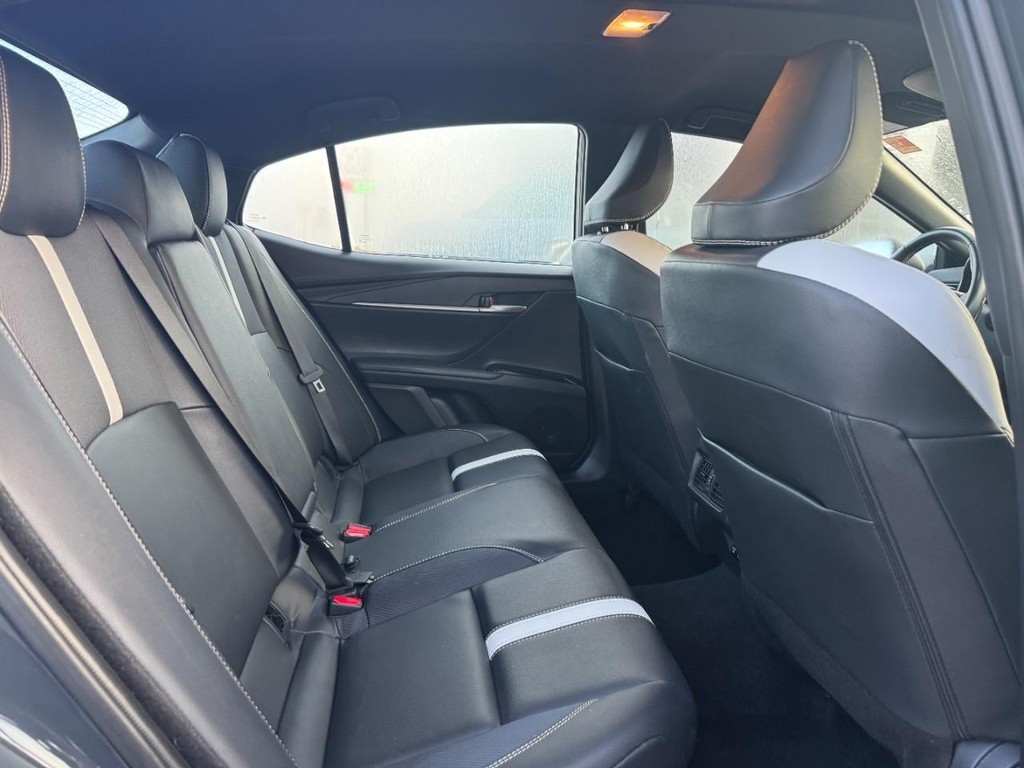 Toyota Camry Vehicle Full-screen Gallery Image 13