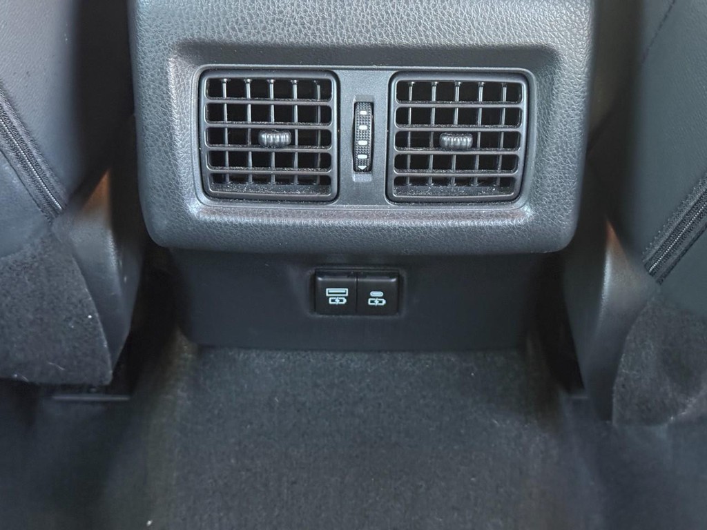 Toyota Camry Vehicle Full-screen Gallery Image 14