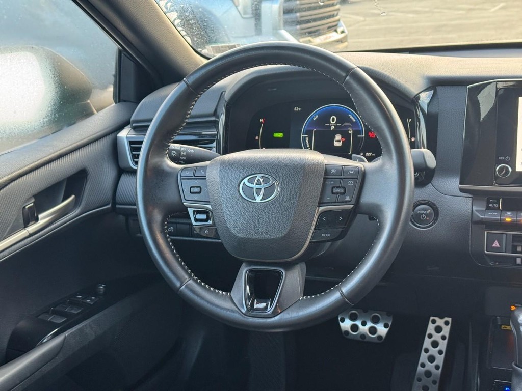 Toyota Camry Vehicle Full-screen Gallery Image 16